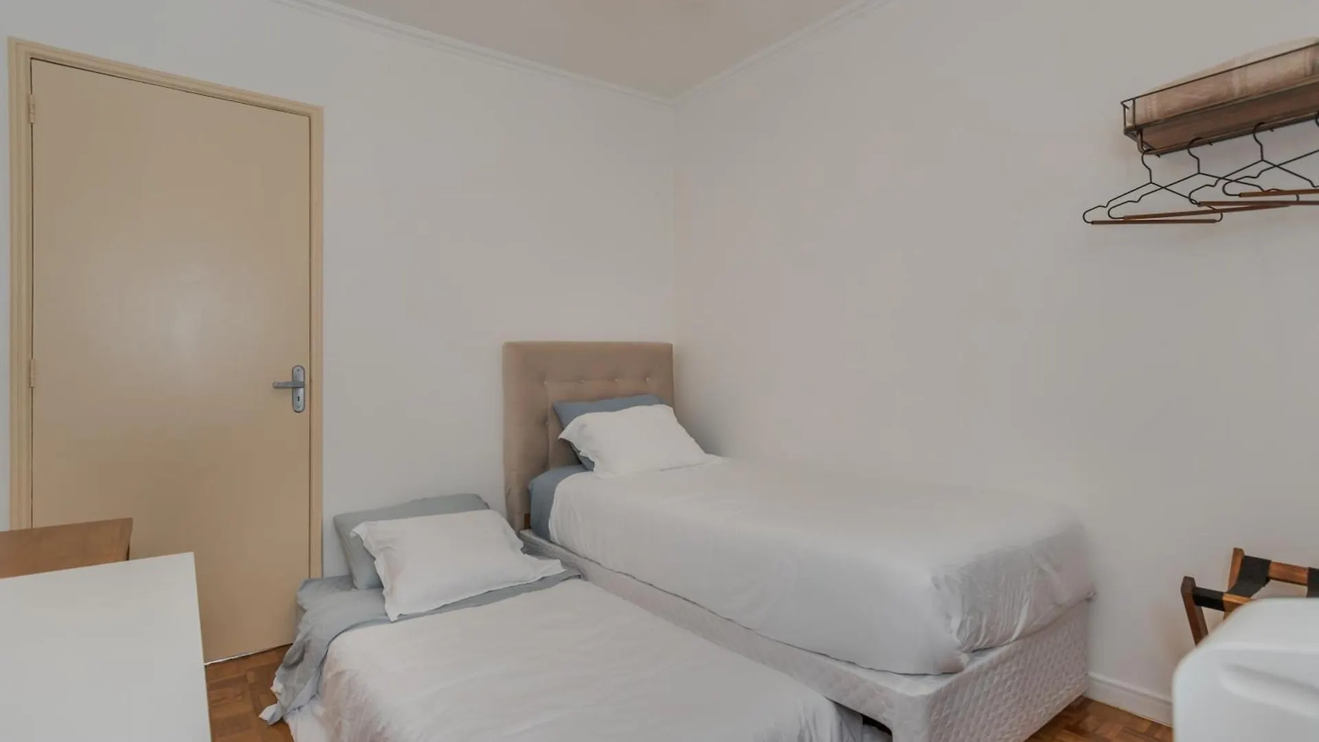 Apto Proximo Ao Parque Moinhos Com 2 Quartos E Vaga De Garagem Porto Alegre 0*,